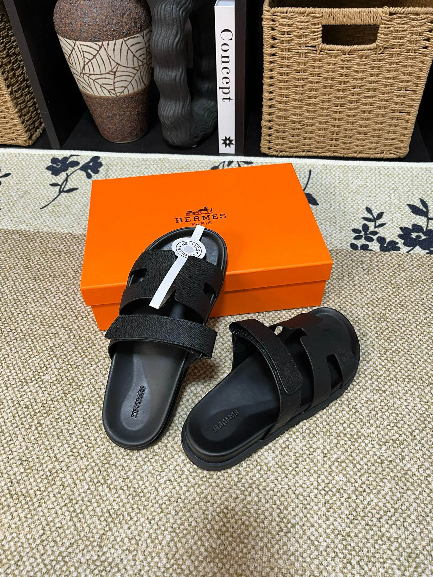 P300 Long-term stock Hermes men’s Kazimir slippers for couples - top quality woven calfskin functional sandals with intertwined uppers inspired by the “H” iconic pattern to create a casual look, perfect for summer. Imported cowhide + cowhide lining + TUP outsole Size: 35-46